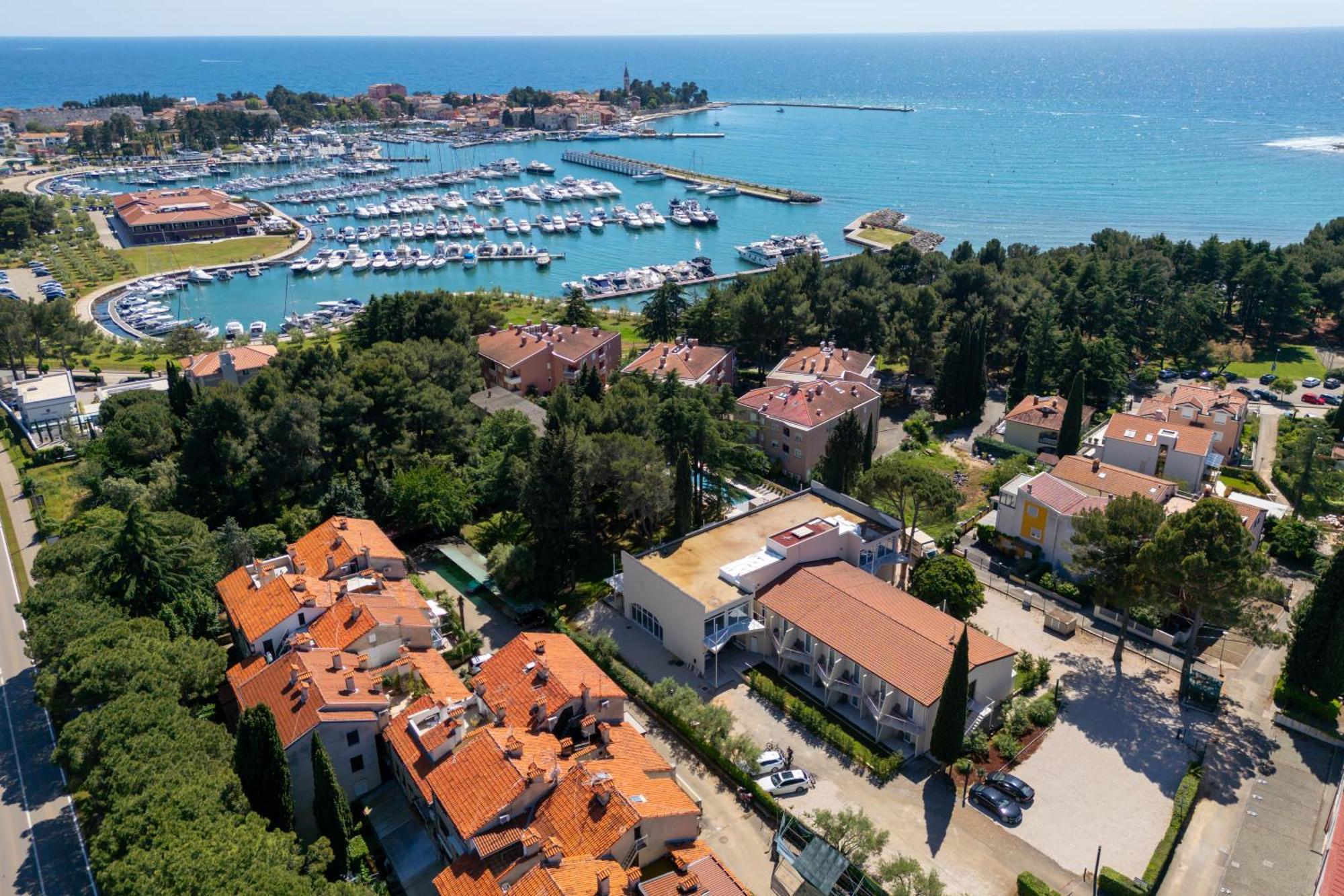 Hotel Emaus Новиград Экстерьер фото