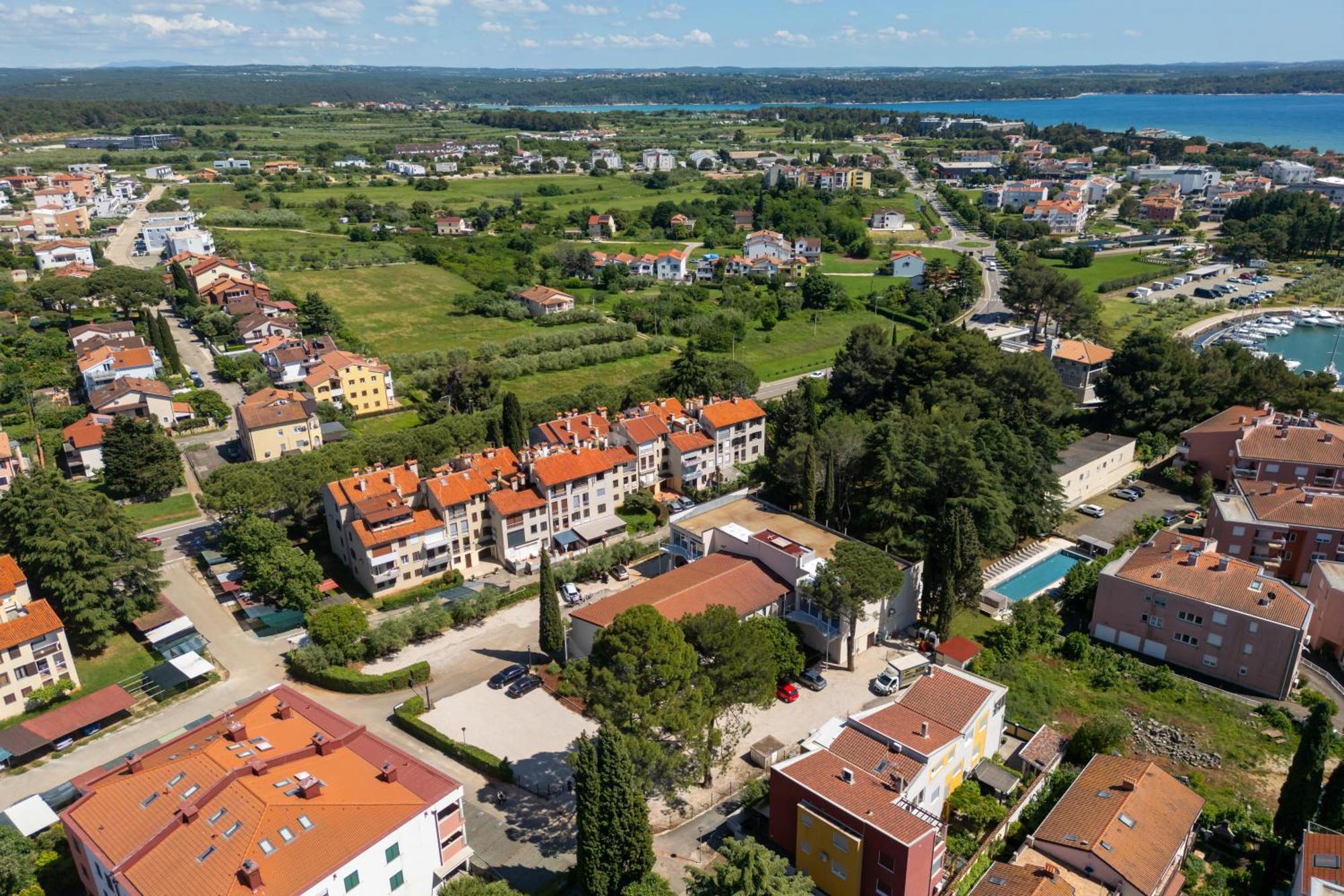 Hotel Emaus Новиград Экстерьер фото