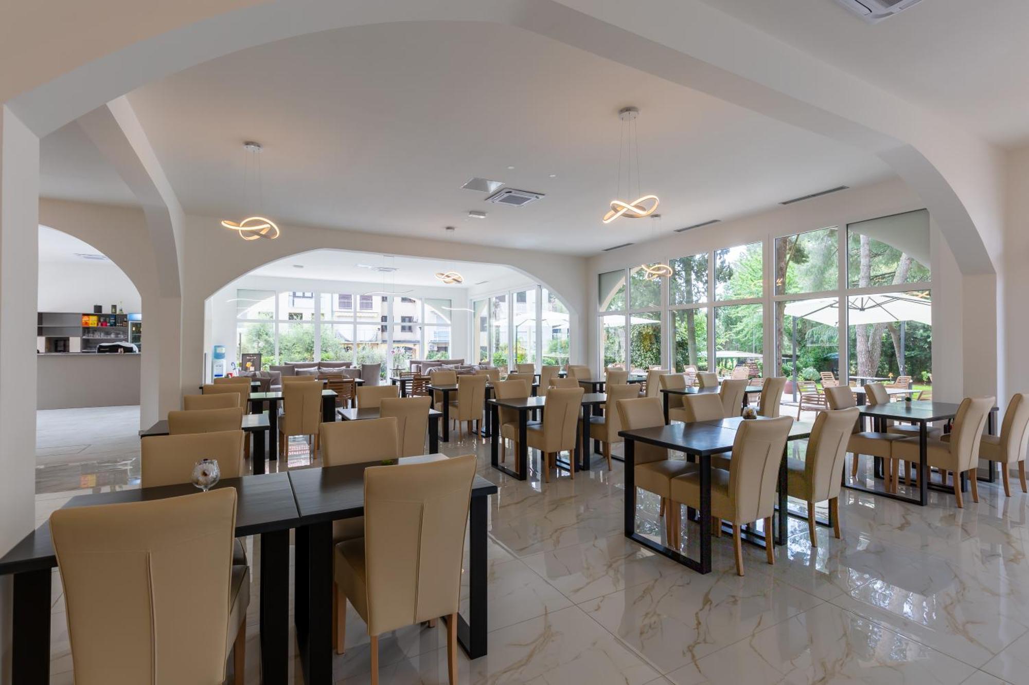 Hotel Emaus Новиград Экстерьер фото