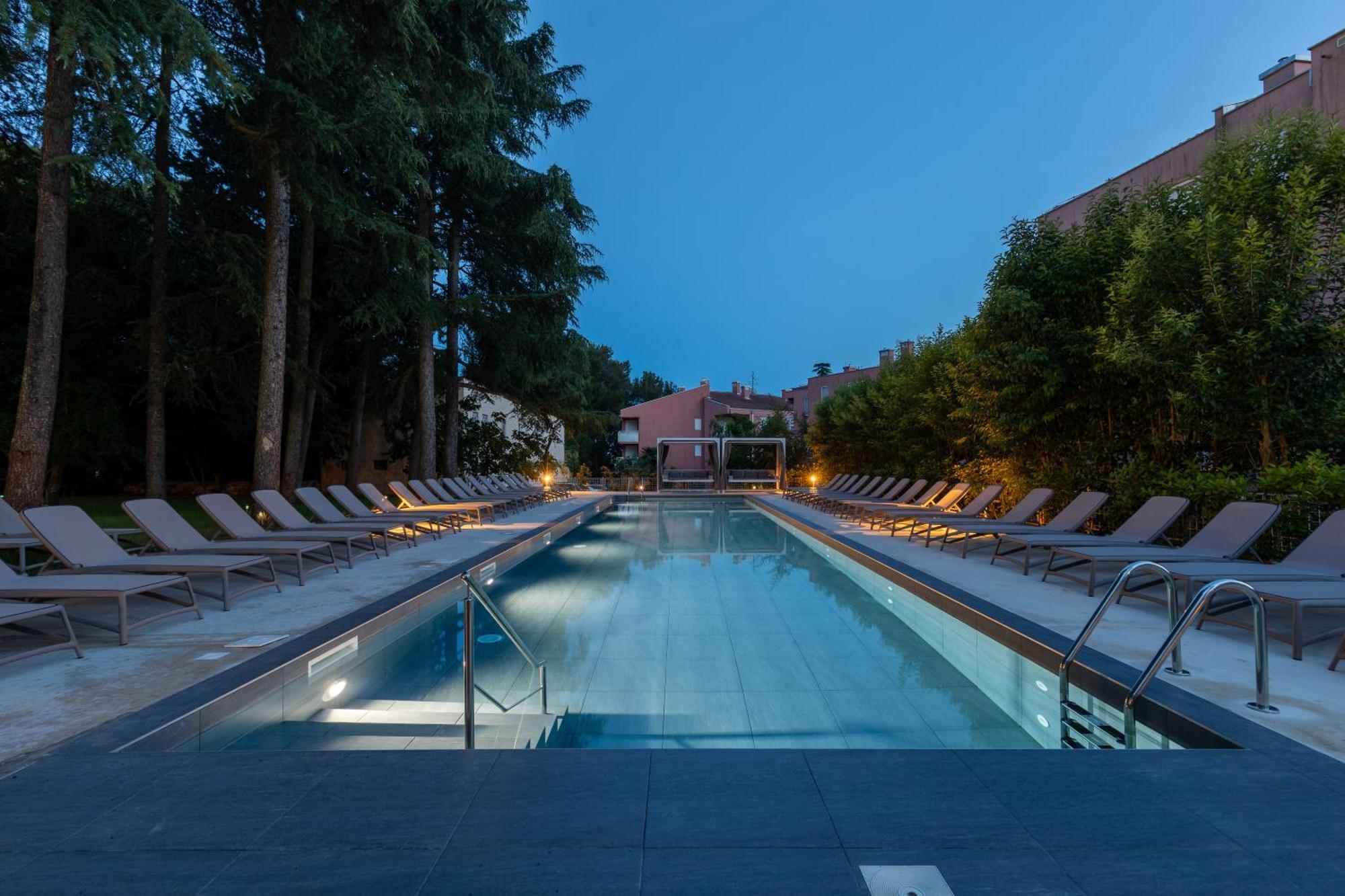 Hotel Emaus Новиград Экстерьер фото
