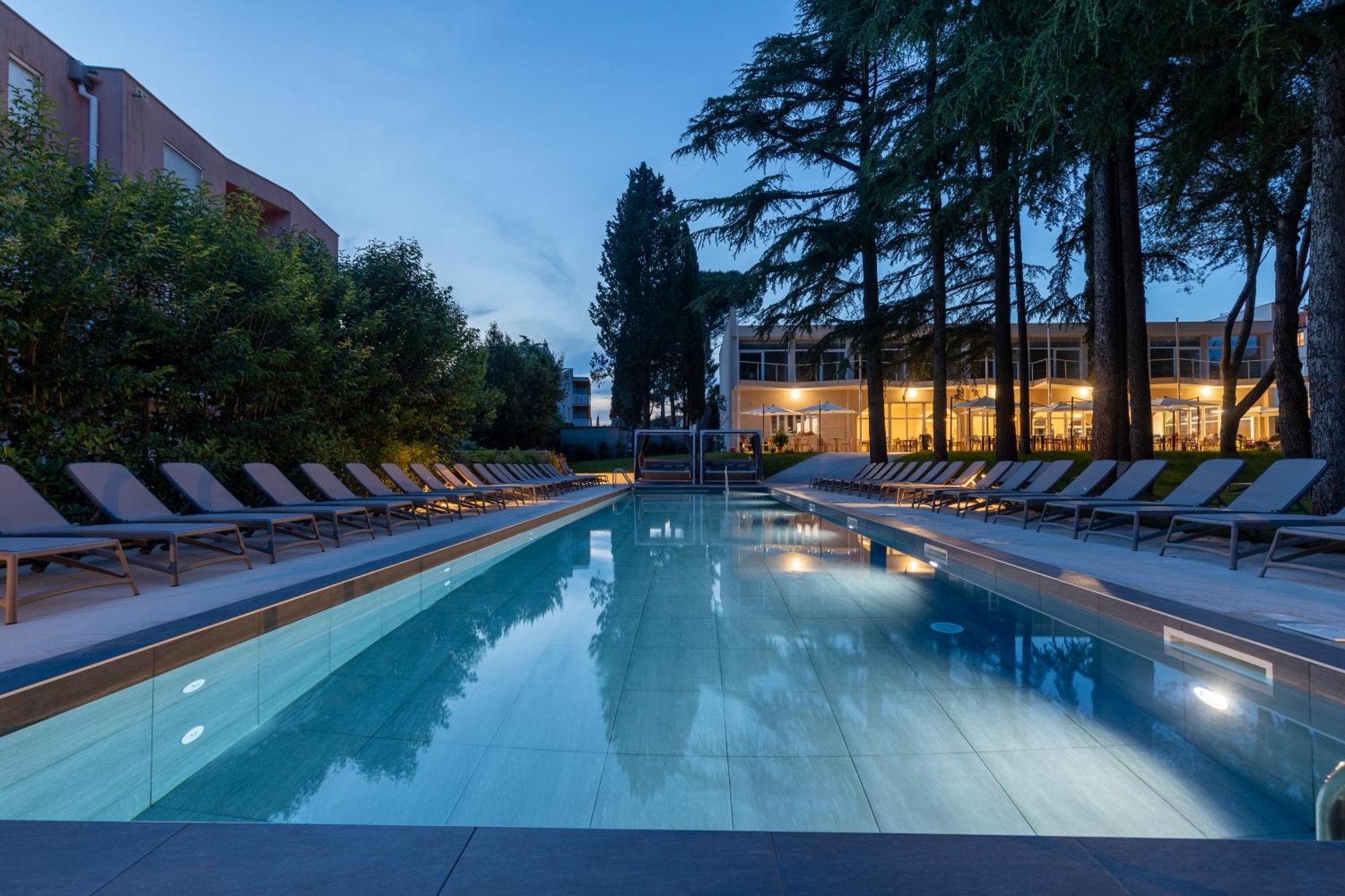 Hotel Emaus Новиград Экстерьер фото
